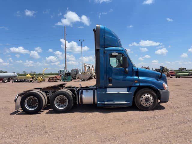 Image of Freightliner Cascadia 125 equipment image 3
