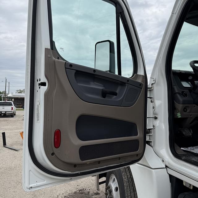 Image of Freightliner Cascadia 125 equipment image 4