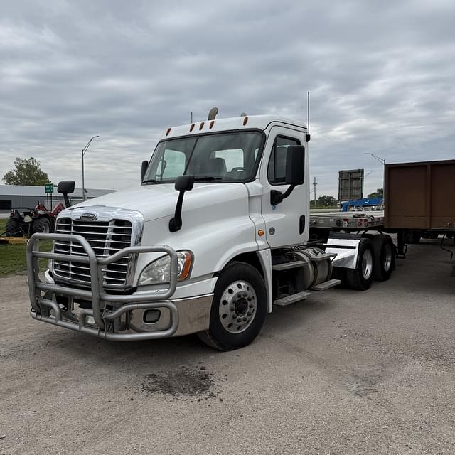 Image of Freightliner Cascadia 125 equipment image 2