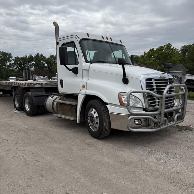Image of Freightliner Cascadia 125 equipment image 1