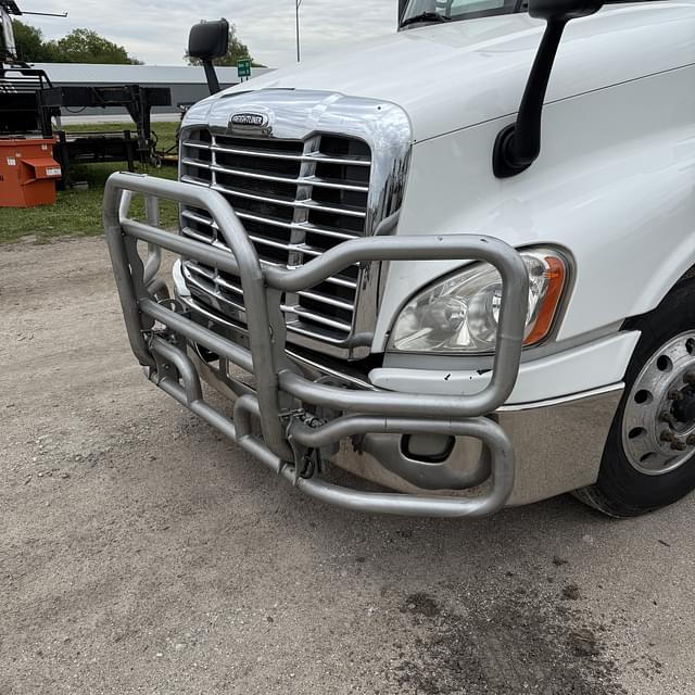 Image of Freightliner Cascadia 125 equipment image 3