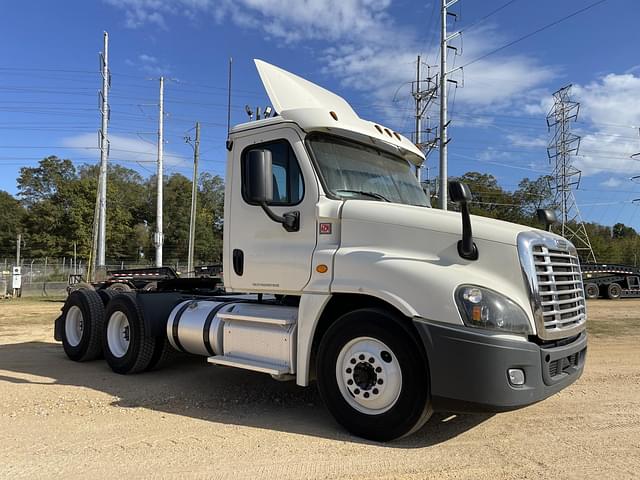 Image of Freightliner Cascadia equipment image 4