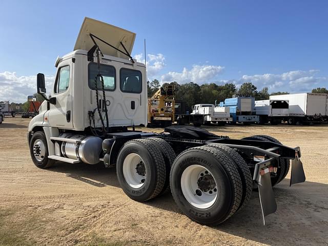 Image of Freightliner Cascadia equipment image 1