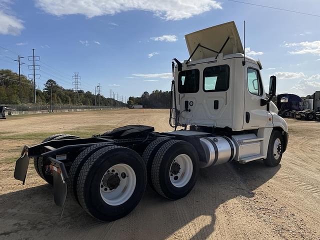 Image of Freightliner Cascadia equipment image 3