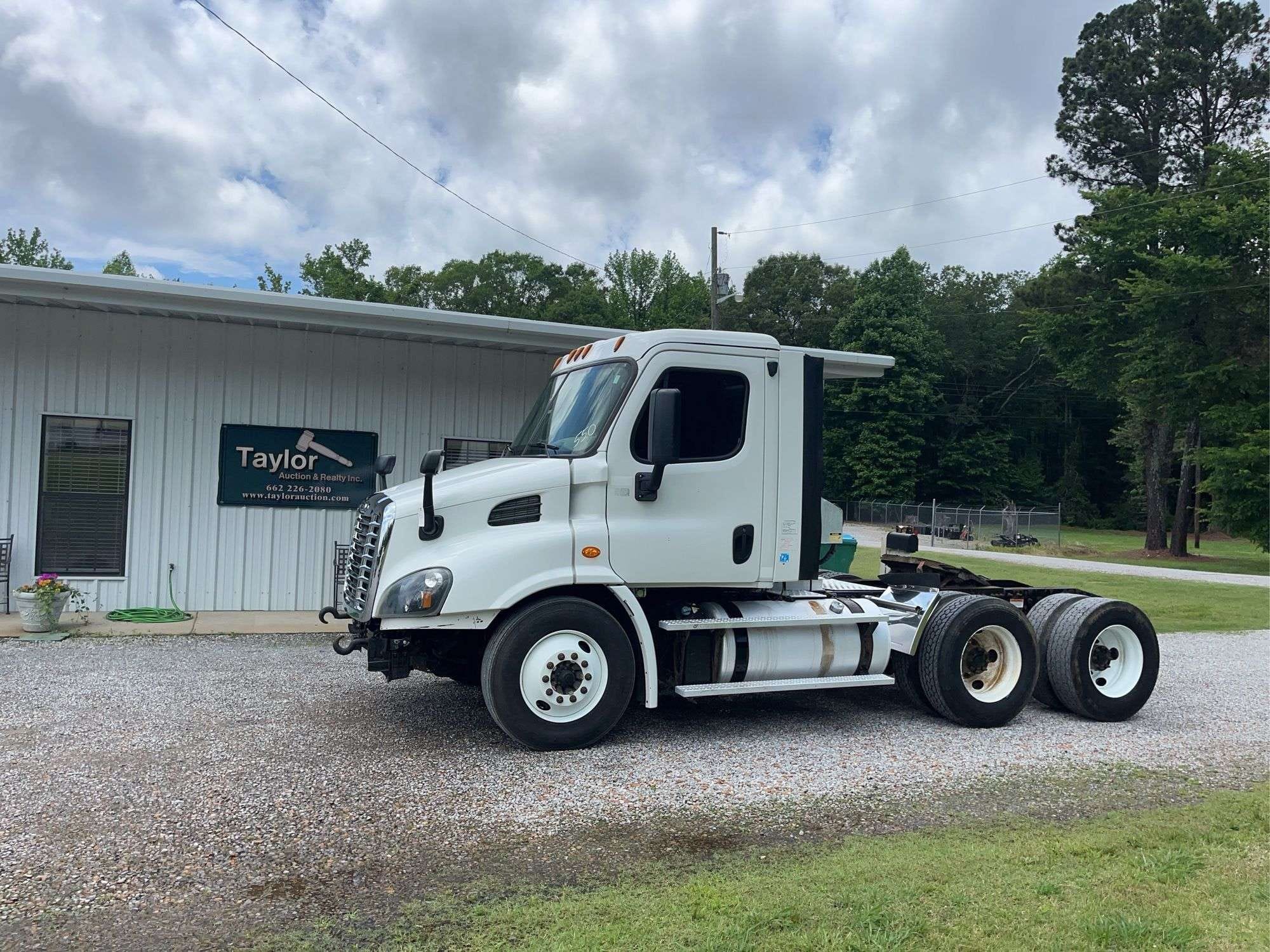 2017 Freightliner Cascadia Equipment Image0