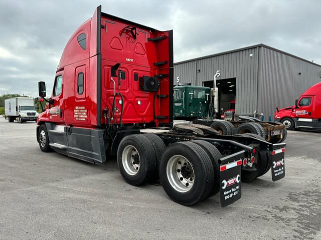 Image of Freightliner Cascadia equipment image 4