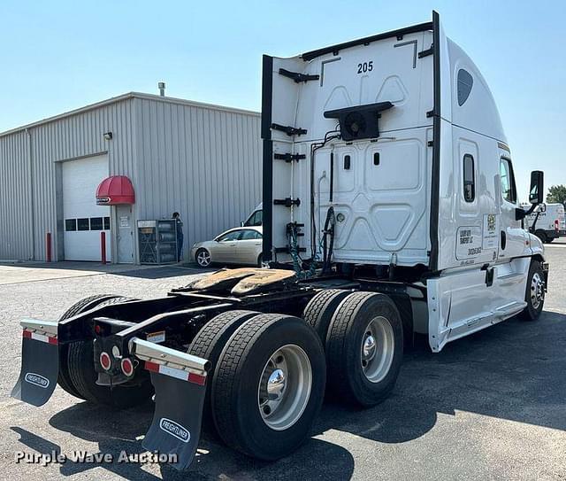 Image of Freightliner Cascadia Evolution equipment image 4