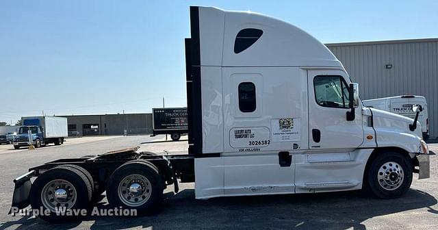 Image of Freightliner Cascadia Evolution equipment image 3