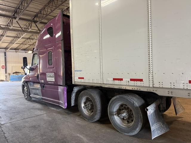 Image of Freightliner Cascadia equipment image 3
