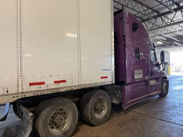 Image of Freightliner Cascadia equipment image 4