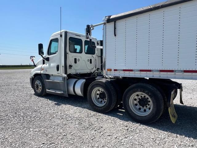 Image of Freightliner Cascadia equipment image 2