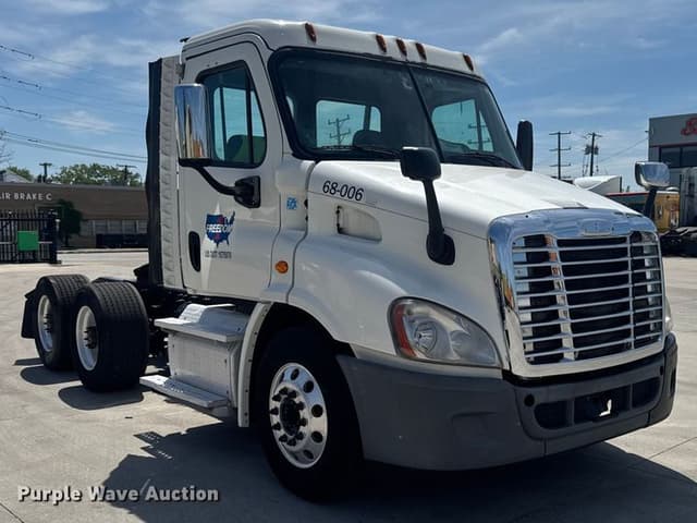 Image of Freightliner Cascadia equipment image 2