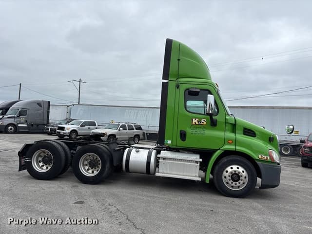 Image of Freightliner Cascadia equipment image 3