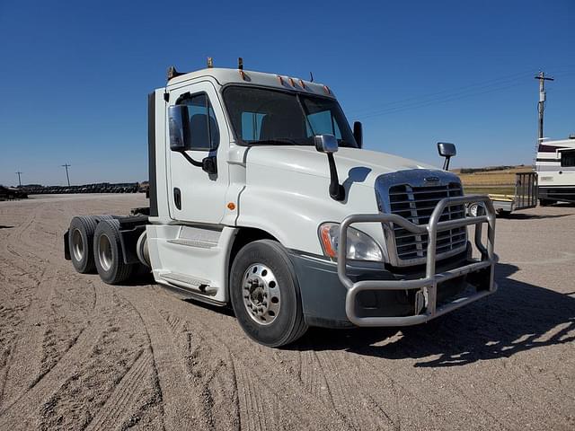 Image of Freightliner Cascadia equipment image 1