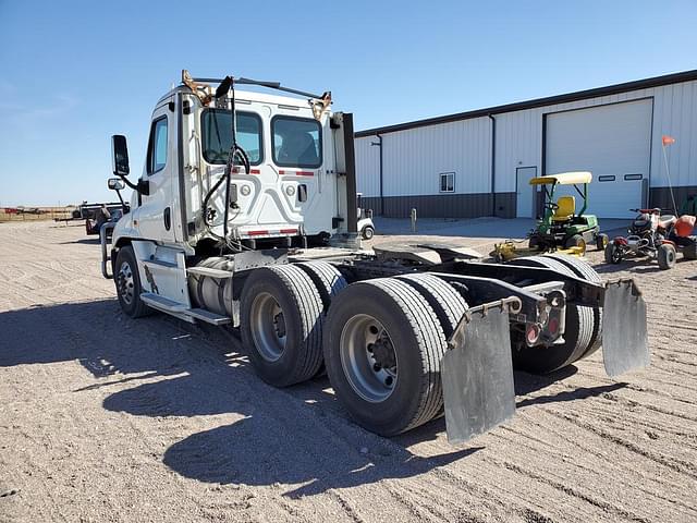 Image of Freightliner Cascadia equipment image 3