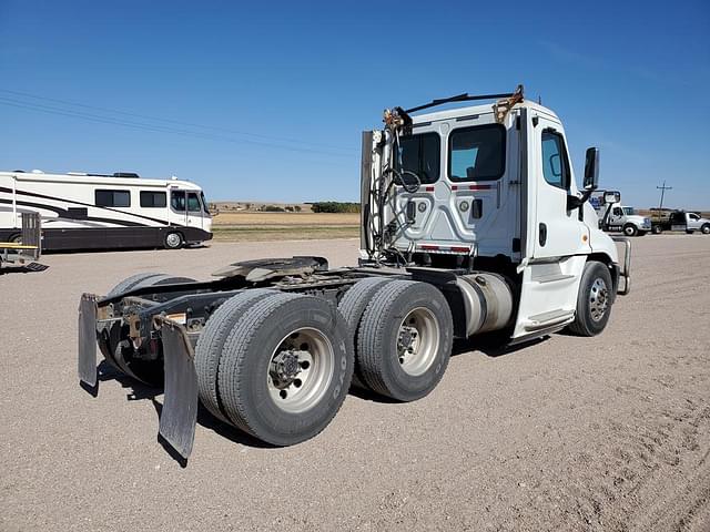 Image of Freightliner Cascadia equipment image 2