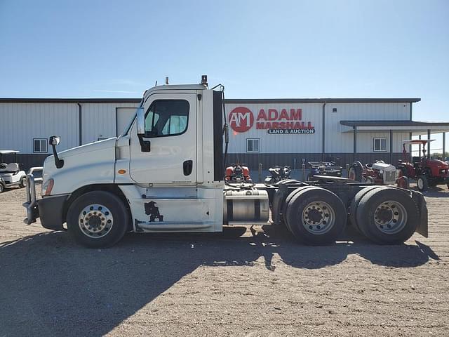 Image of Freightliner Cascadia equipment image 4