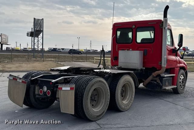 Image of Freightliner Cascadia equipment image 4