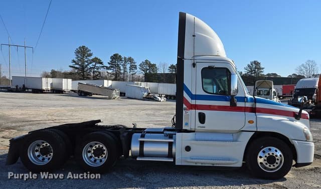 Image of Freightliner Cascadia equipment image 3