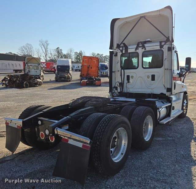 Image of Freightliner Cascadia equipment image 4