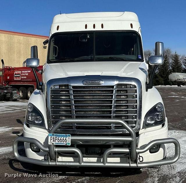 Image of Freightliner Cascadia equipment image 1