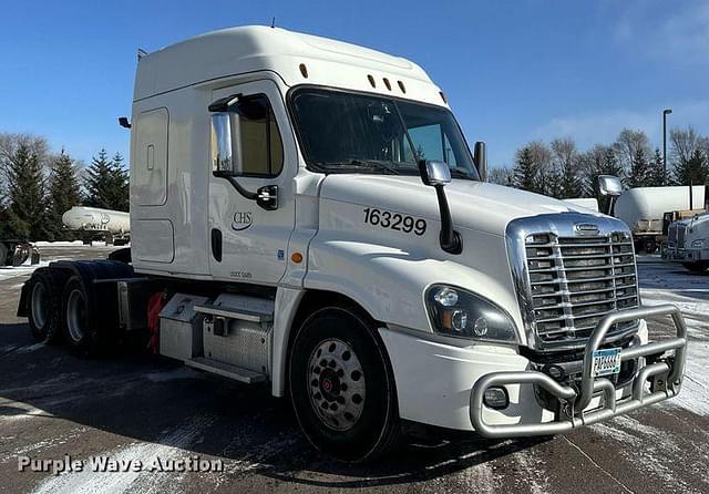 Image of Freightliner Cascadia equipment image 2