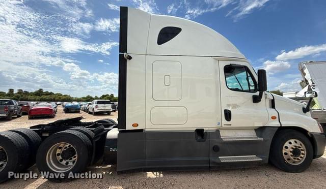 Image of Freightliner Cascadia equipment image 3