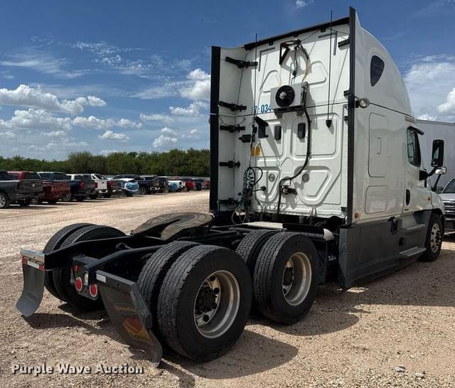 Image of Freightliner Cascadia equipment image 4