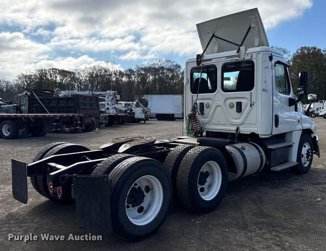 Image of Freightliner Cascadia equipment image 4
