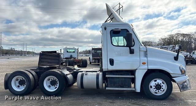 Image of Freightliner Cascadia equipment image 3