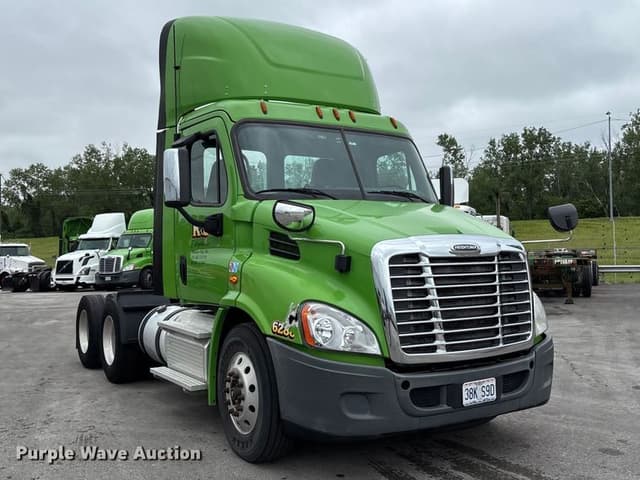 Image of Freightliner Cascadia equipment image 2