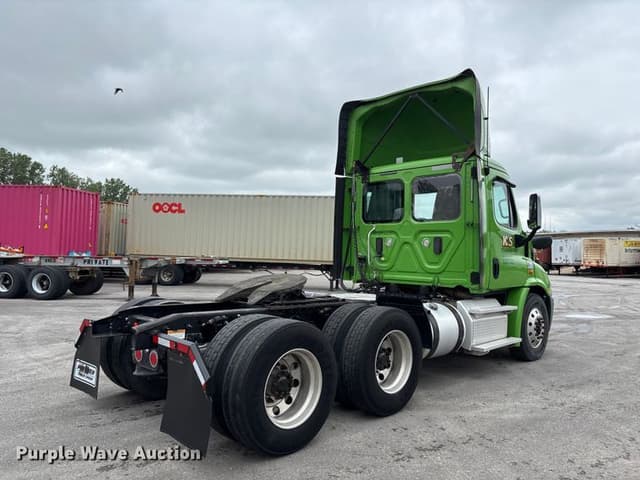 Image of Freightliner Cascadia equipment image 4