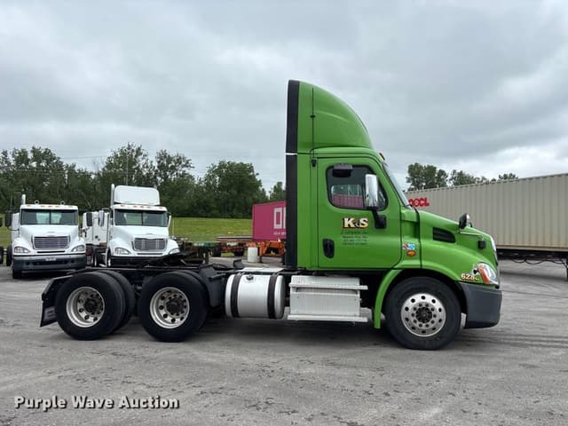 Image of Freightliner Cascadia equipment image 3