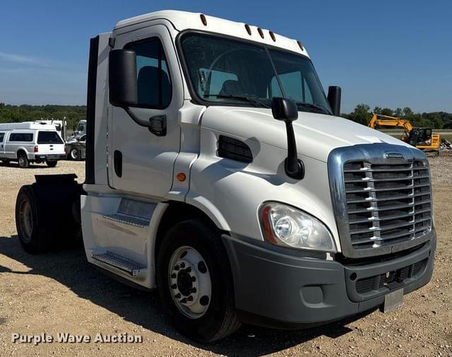Image of Freightliner Cascadia equipment image 2