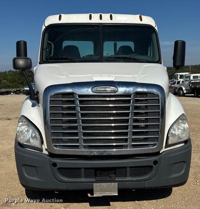 Image of Freightliner Cascadia equipment image 1