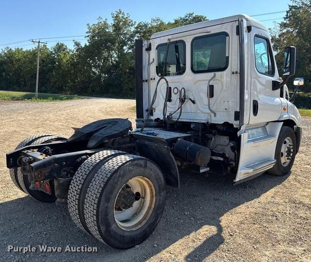 Image of Freightliner Cascadia equipment image 4
