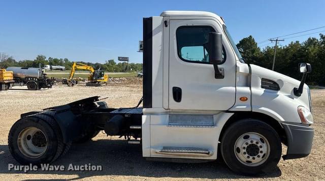 Image of Freightliner Cascadia equipment image 3