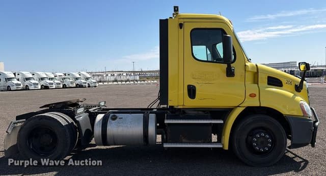 Image of Freightliner Cascadia equipment image 3