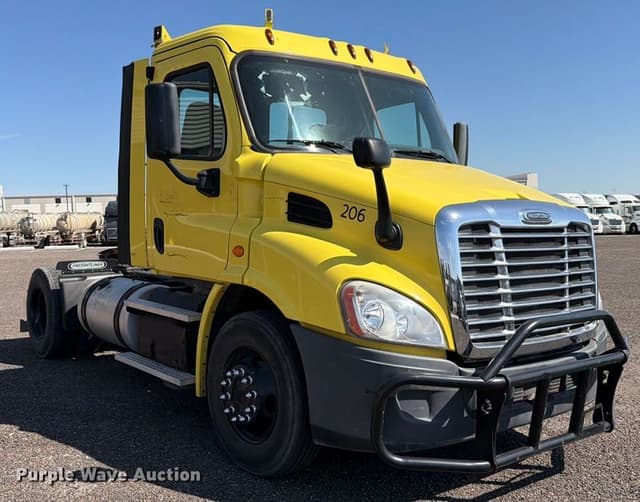 Image of Freightliner Cascadia equipment image 2
