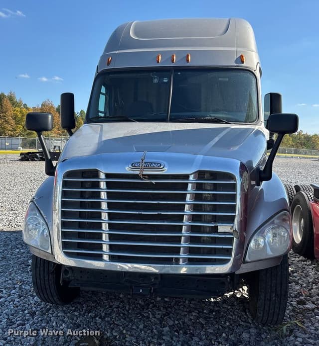 Image of Freightliner Cascadia equipment image 1