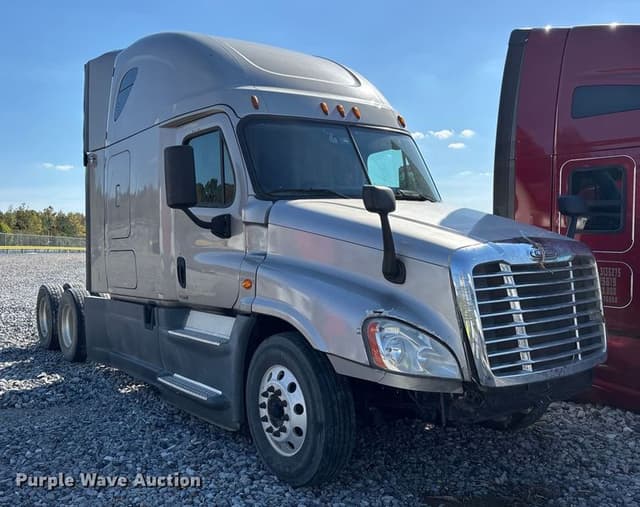 Image of Freightliner Cascadia equipment image 2