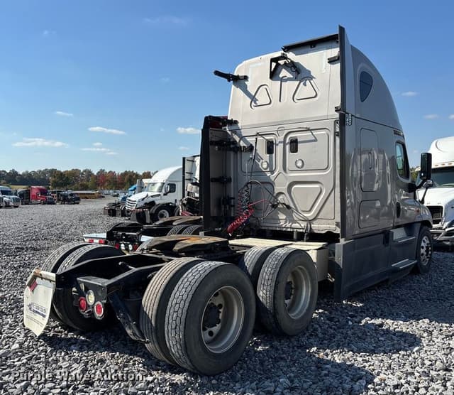 Image of Freightliner Cascadia equipment image 4
