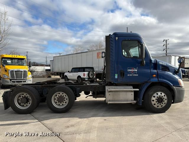 Image of Freightliner Cascadia equipment image 3