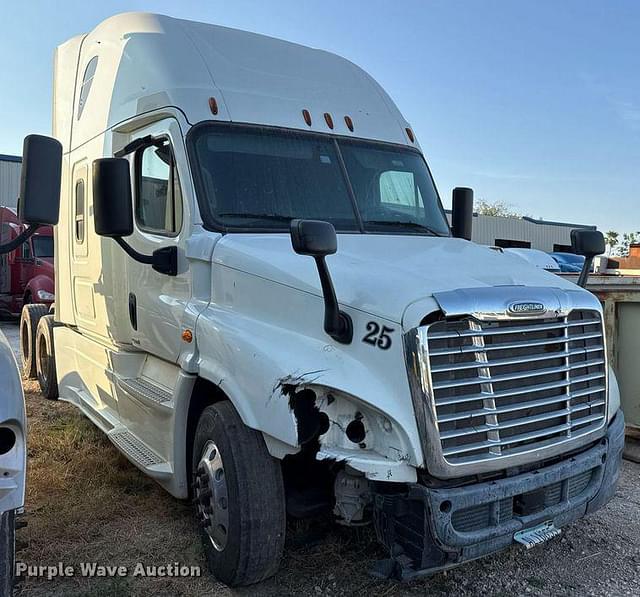 Image of Freightliner Cascadia equipment image 2