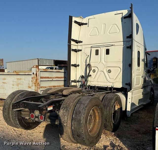 Image of Freightliner Cascadia equipment image 4