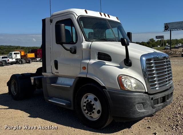 Image of Freightliner Cascadia equipment image 2
