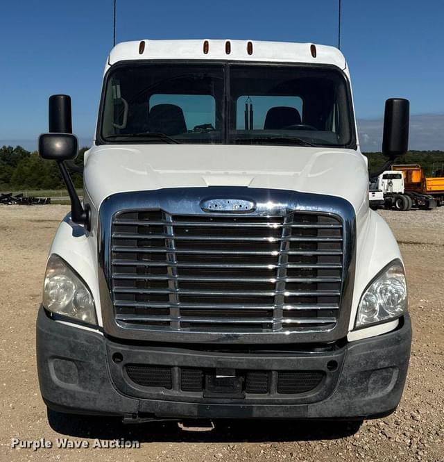 Image of Freightliner Cascadia equipment image 1