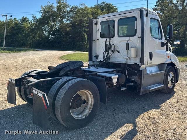 Image of Freightliner Cascadia equipment image 4