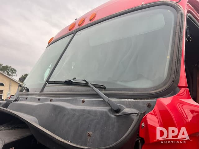 Image of Freightliner Cascadia equipment image 4