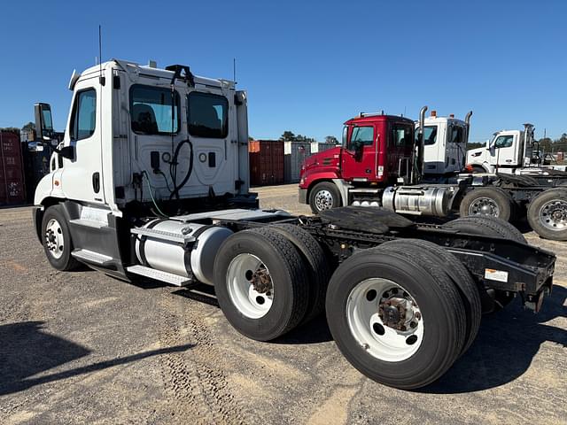 Image of Freightliner Cascadia equipment image 1